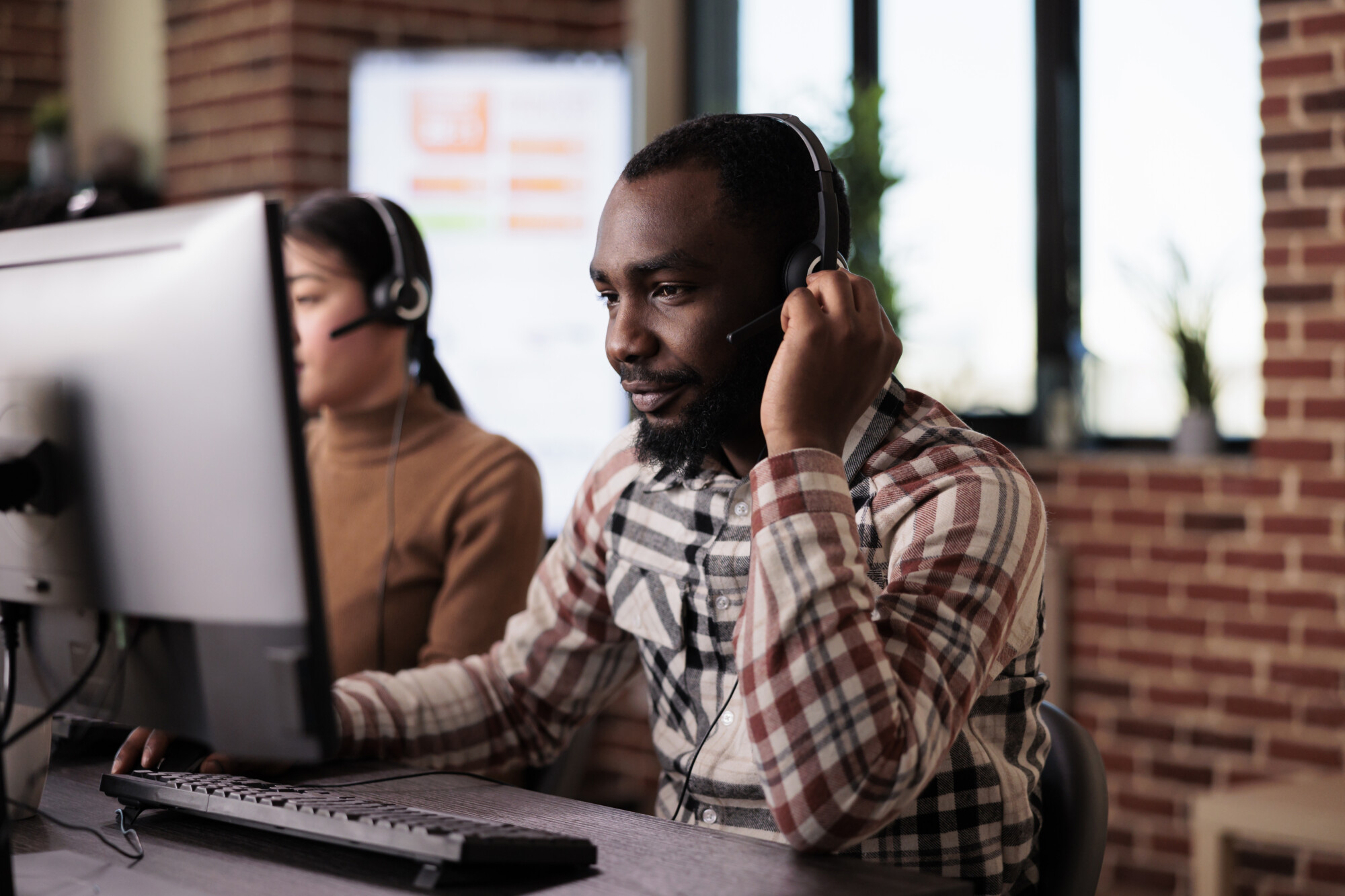 Support adviser helping with MTD software issues